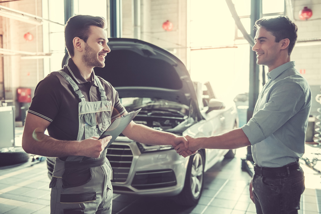 technicain and customer shaking hands at our Hyundai service center.