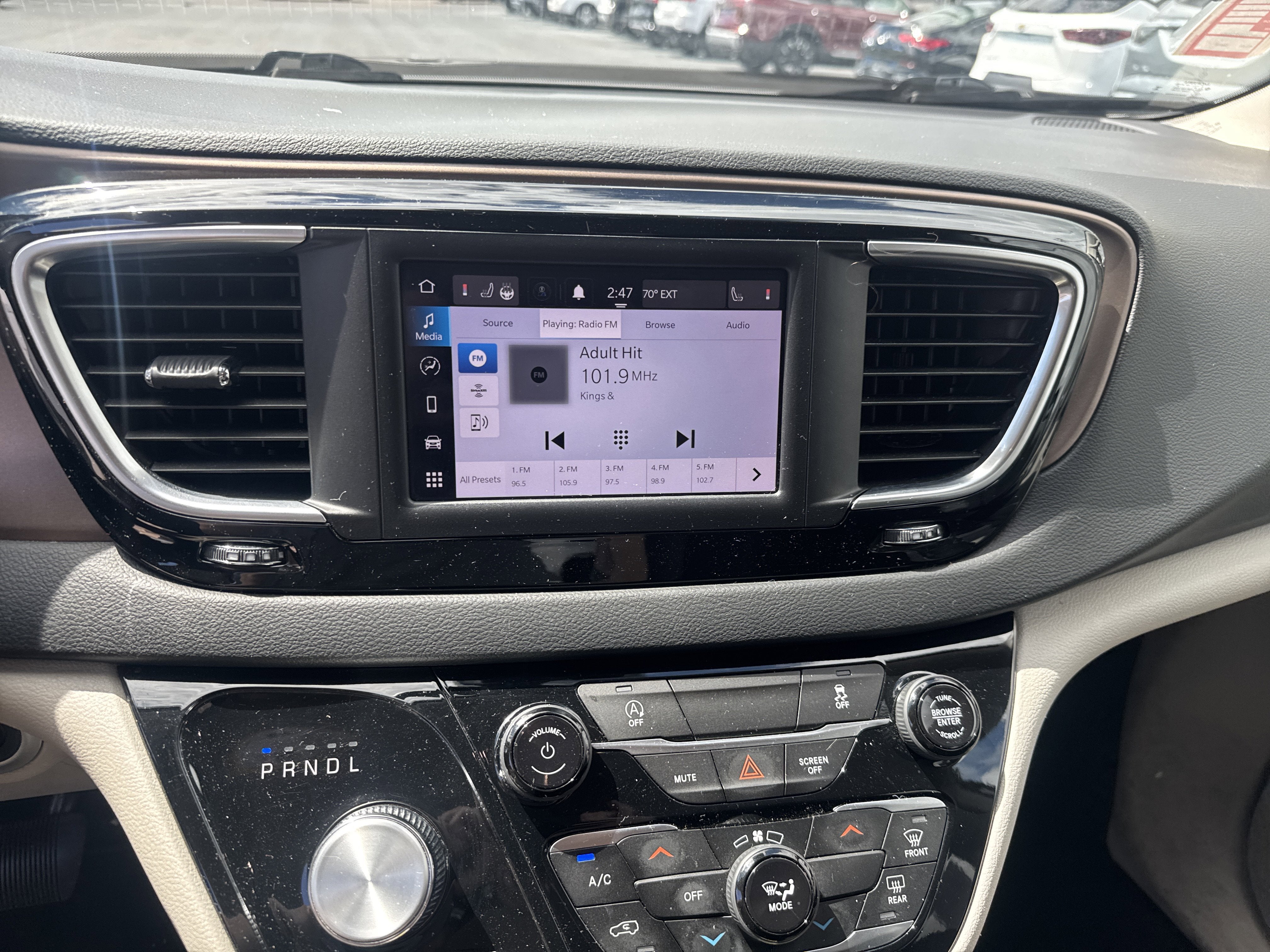 2023 Chrysler Voyager LX