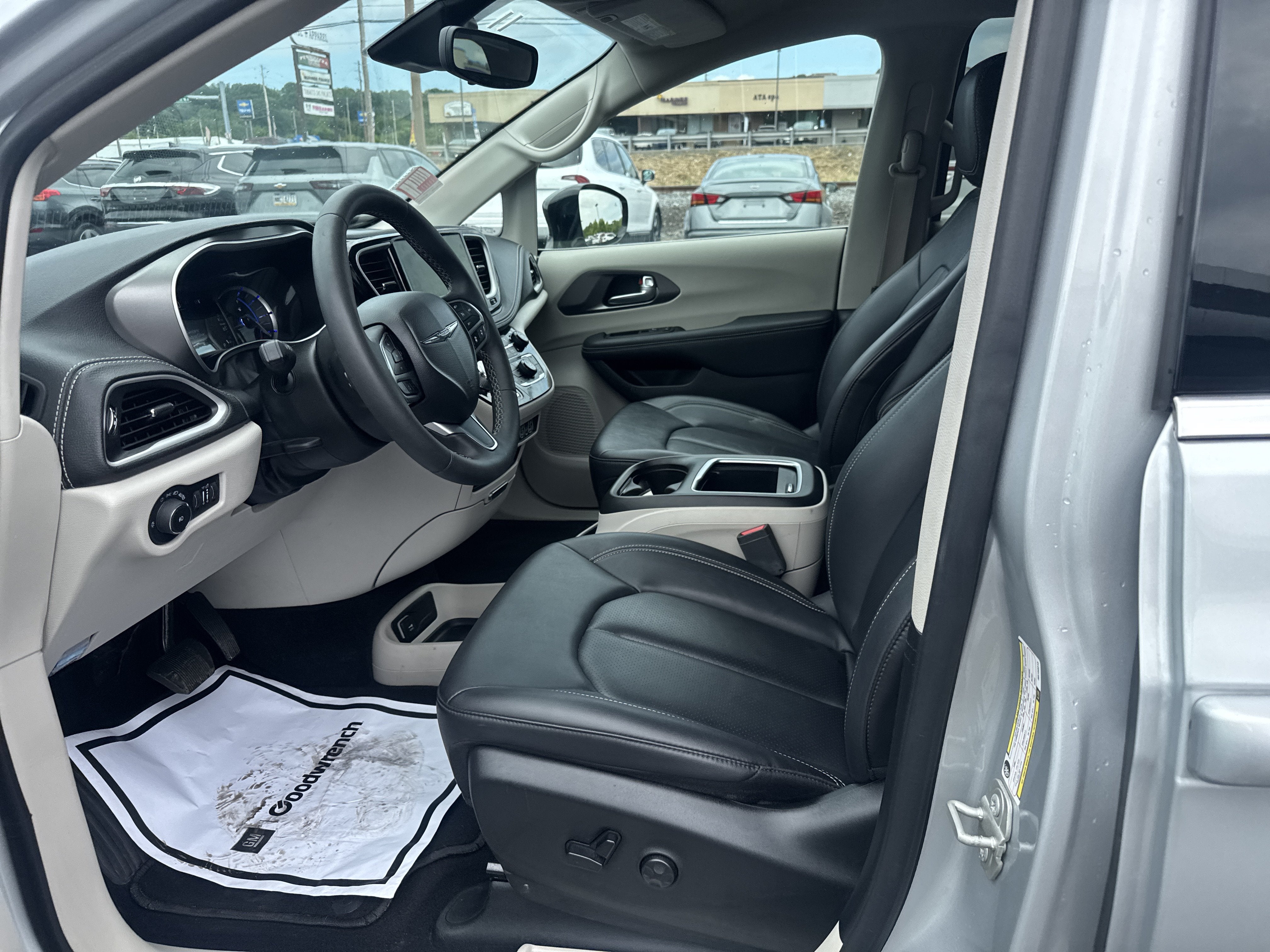 2024 Chrysler Pacifica Hybrid Select