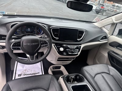 2024 Chrysler Pacifica Hybrid Select
