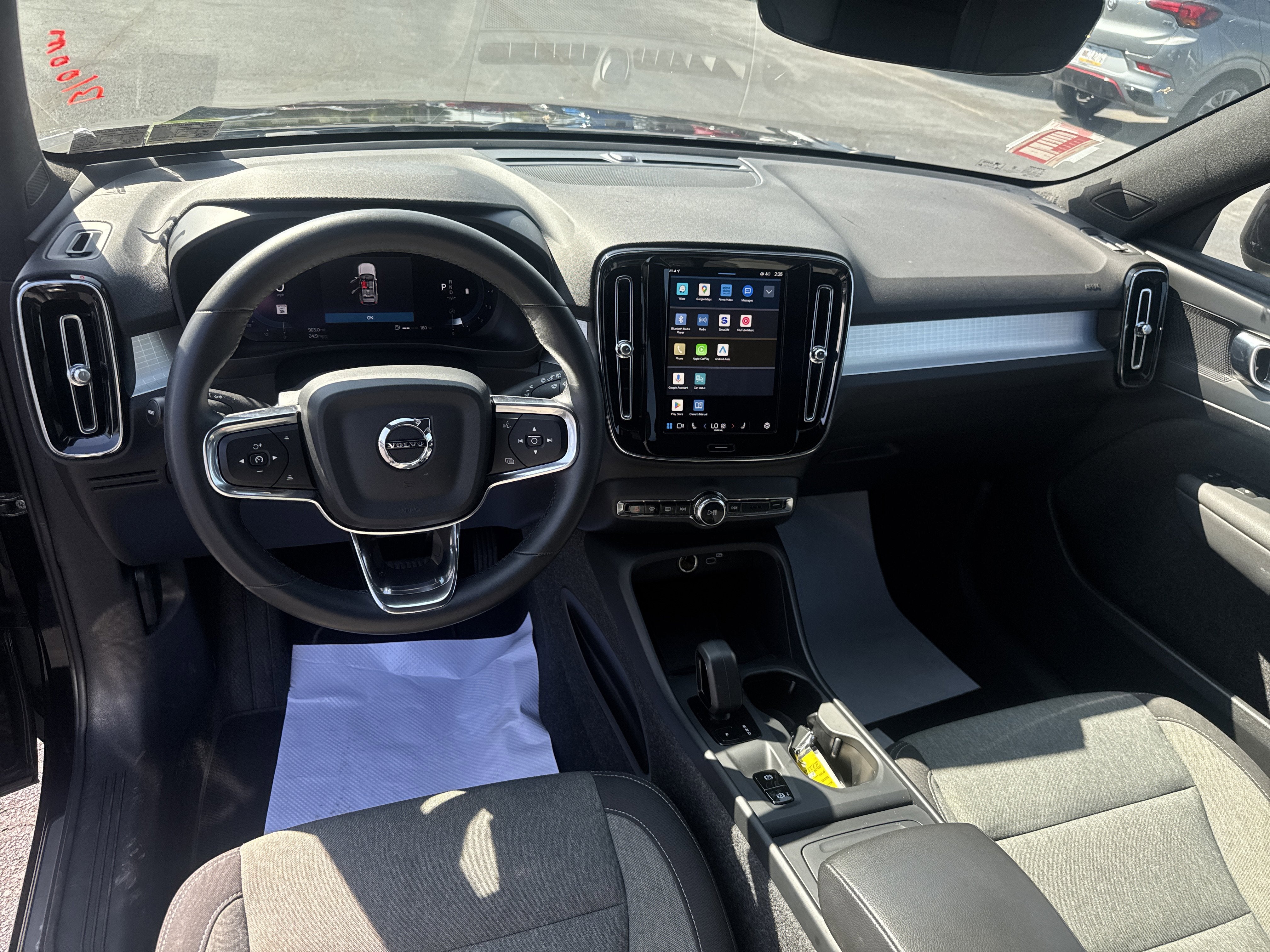 2024 Volvo XC40 Core Bright Theme