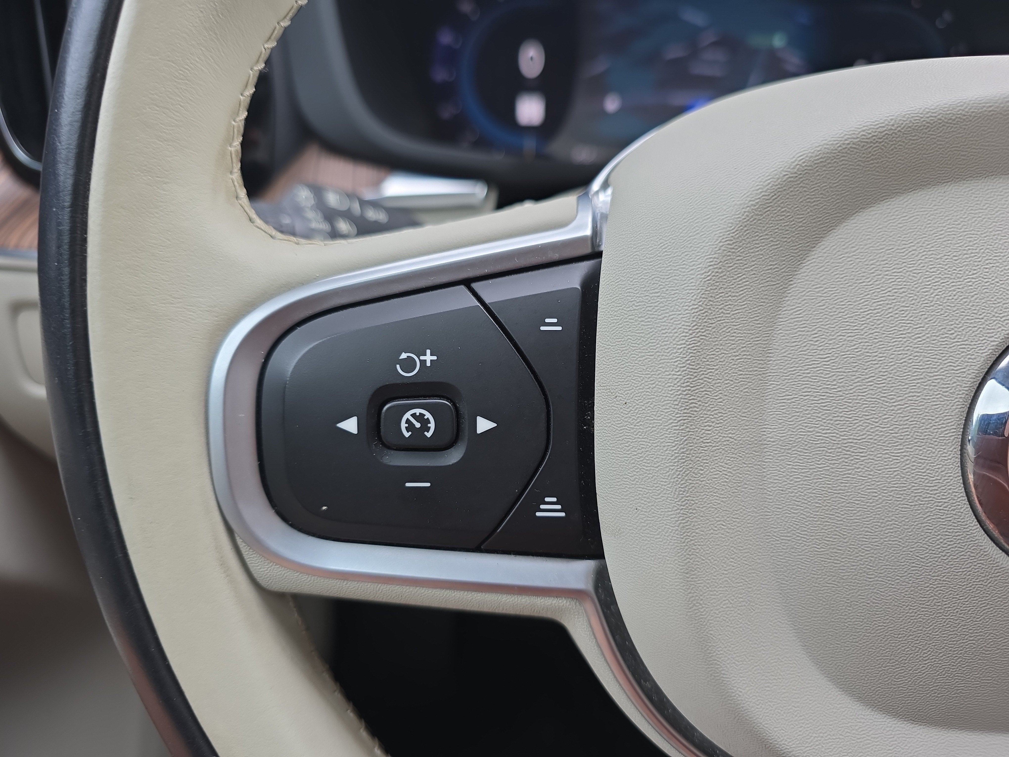 2022 Volvo XC60 Momentum
