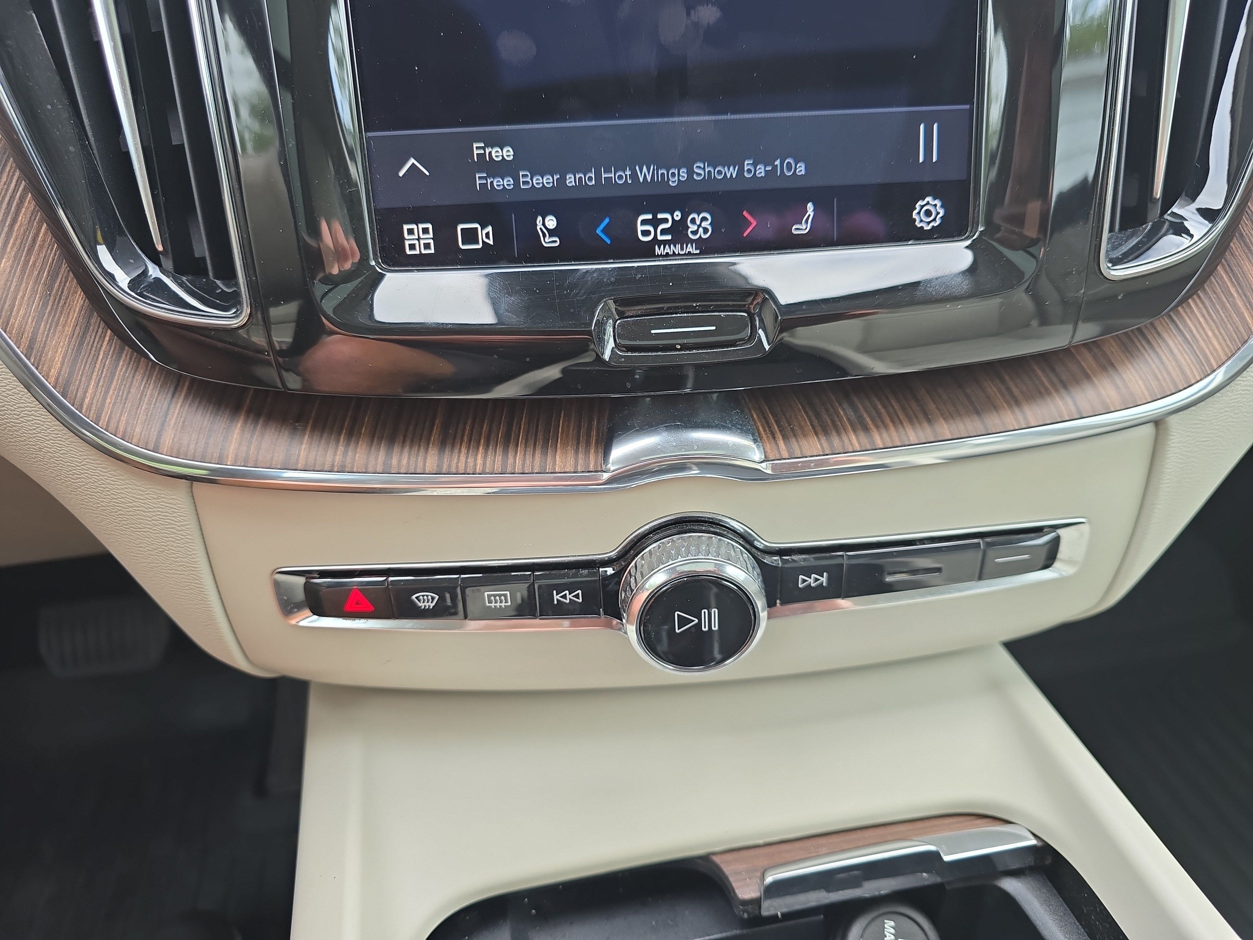 2022 Volvo XC60 Momentum