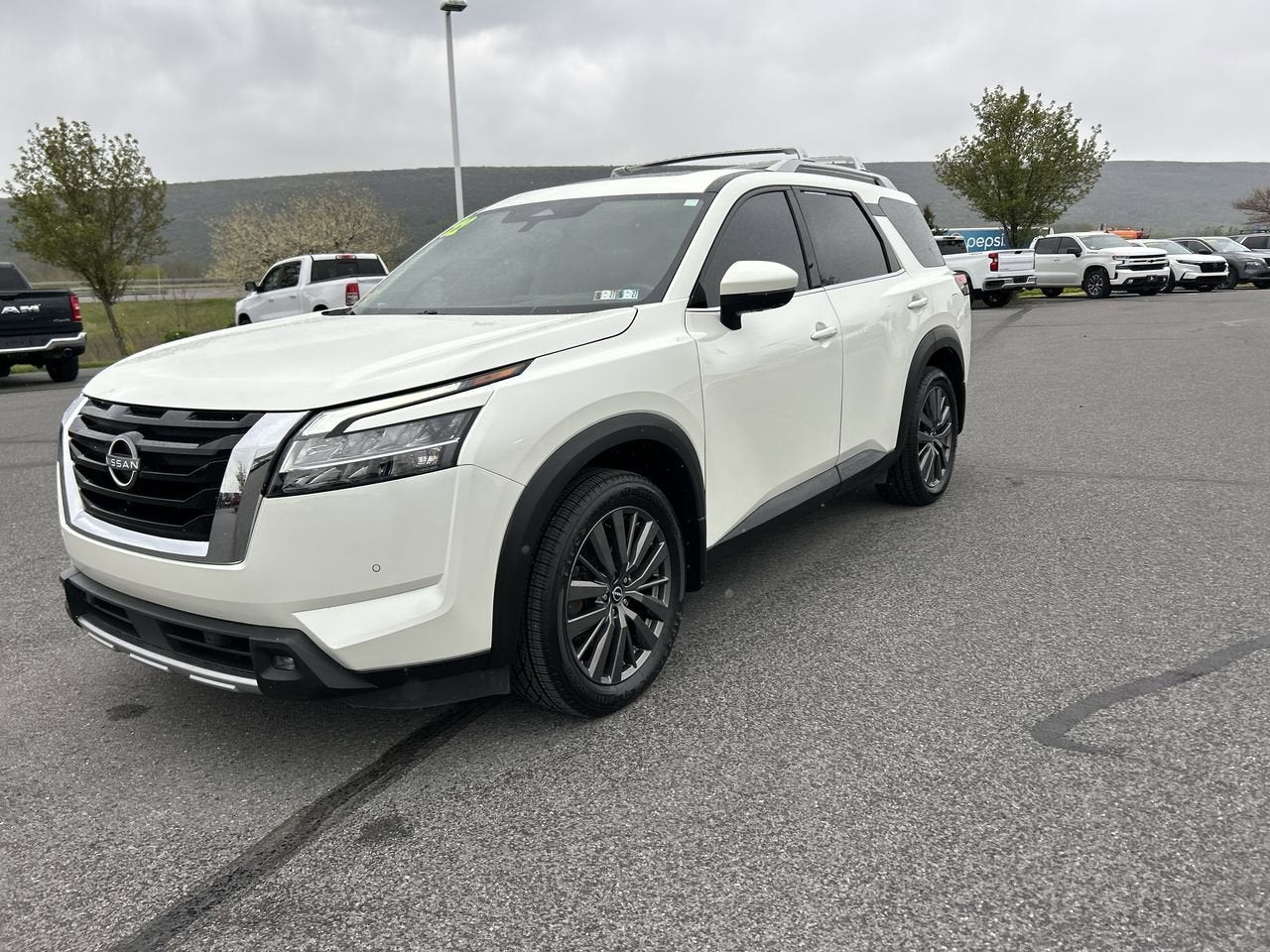 2022 Nissan Pathfinder SL