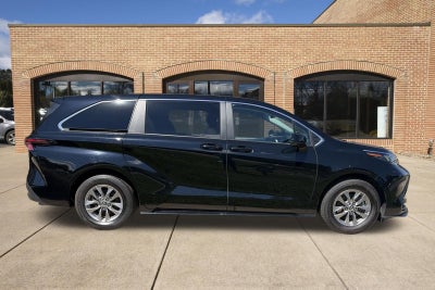 2025 Toyota Sienna LE
