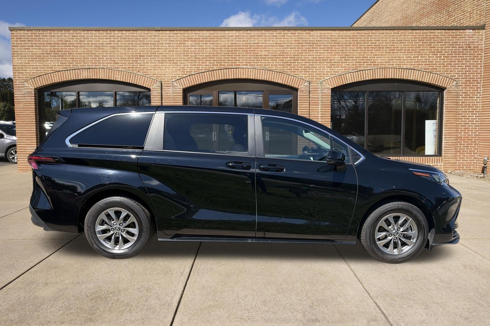 2025 Toyota Sienna LE