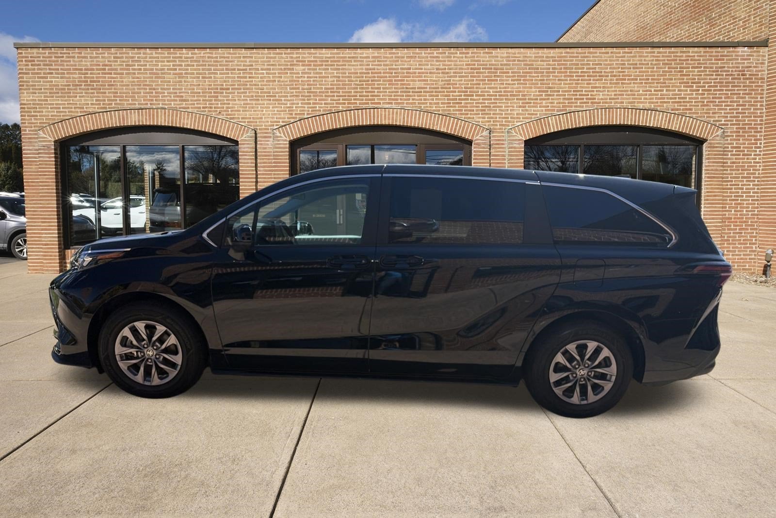 2025 Toyota Sienna LE