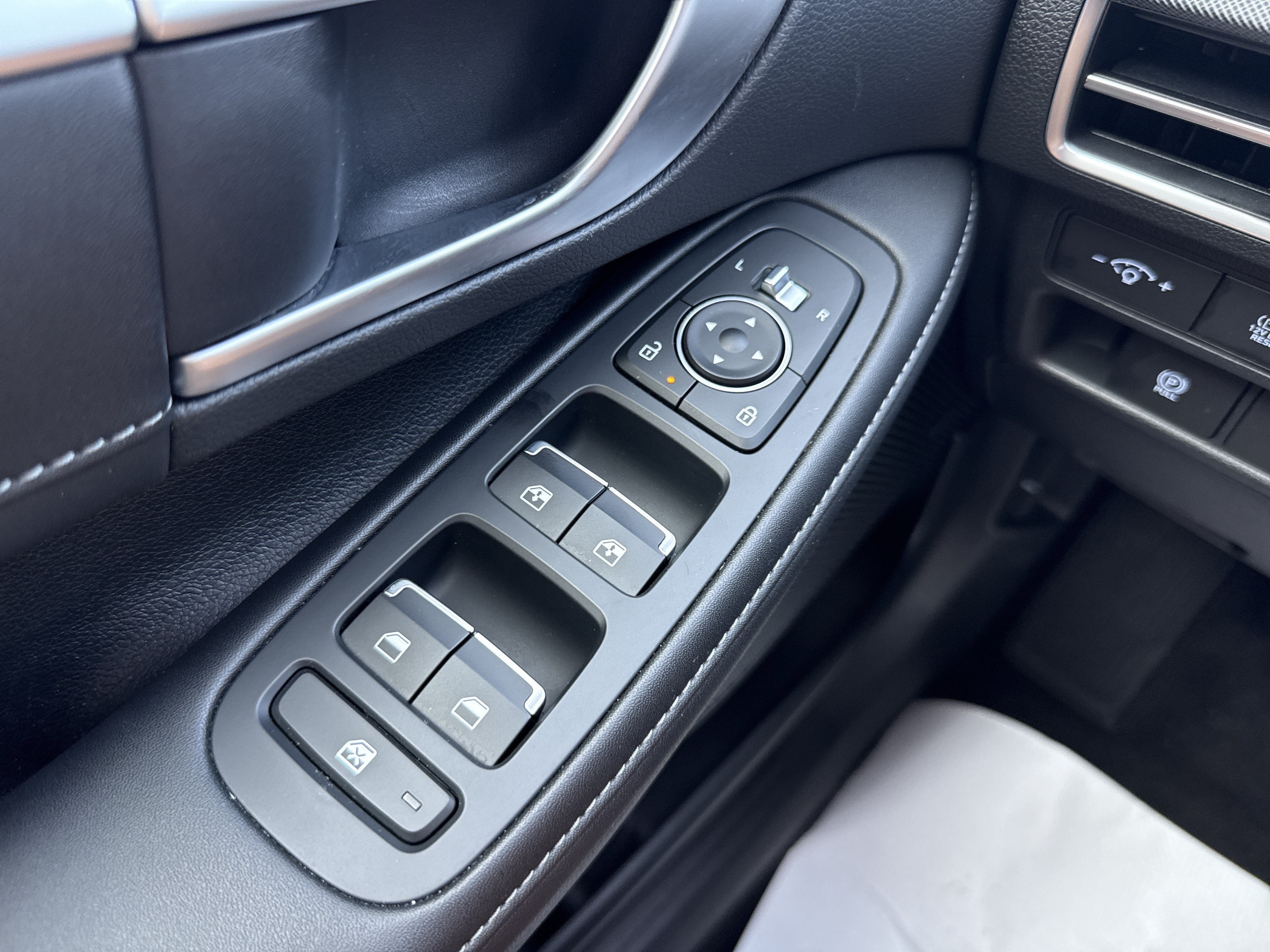 2025 Hyundai Sonata Hybrid Limited - Photo 16