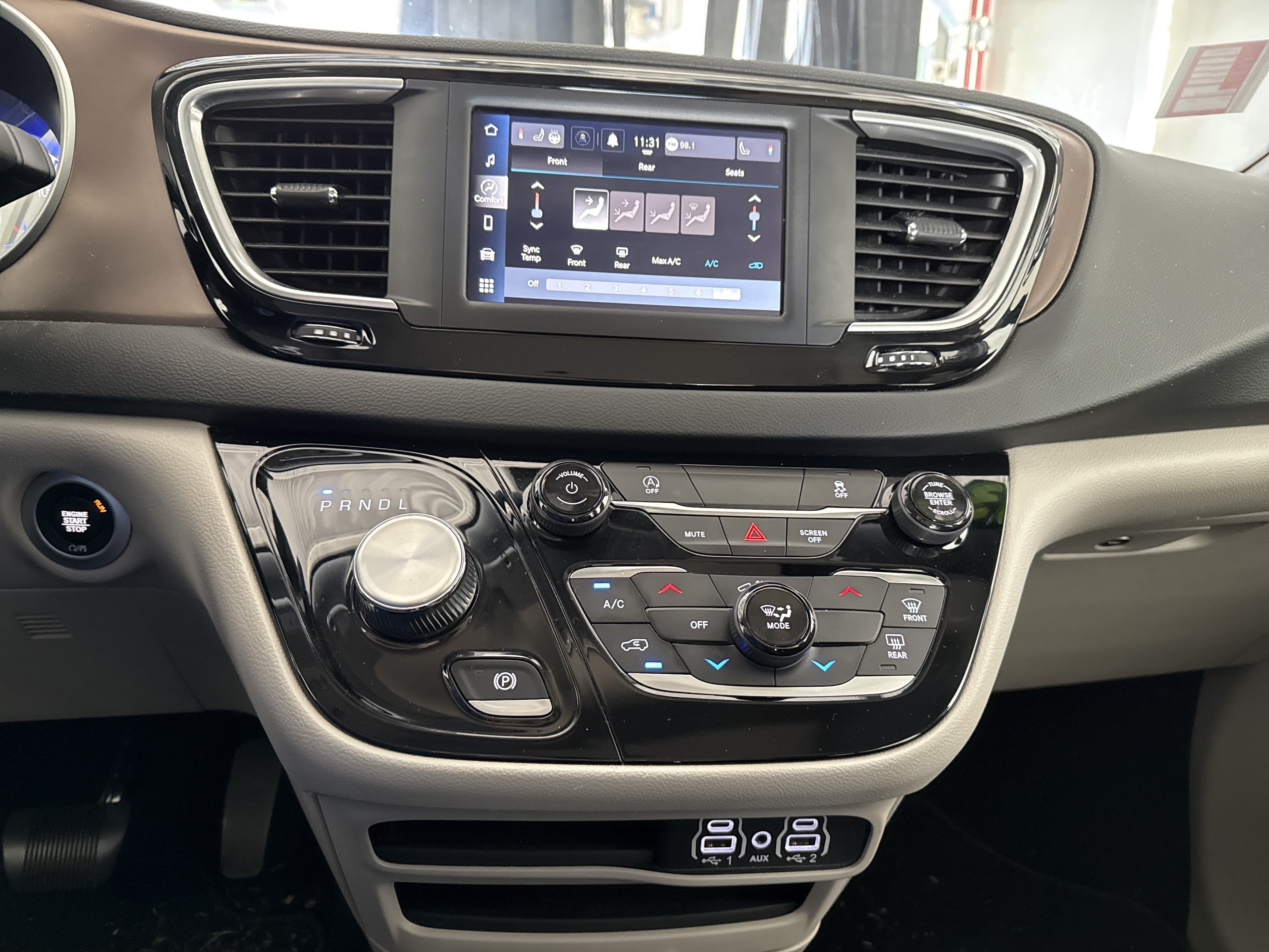 2023 Chrysler Voyager LX