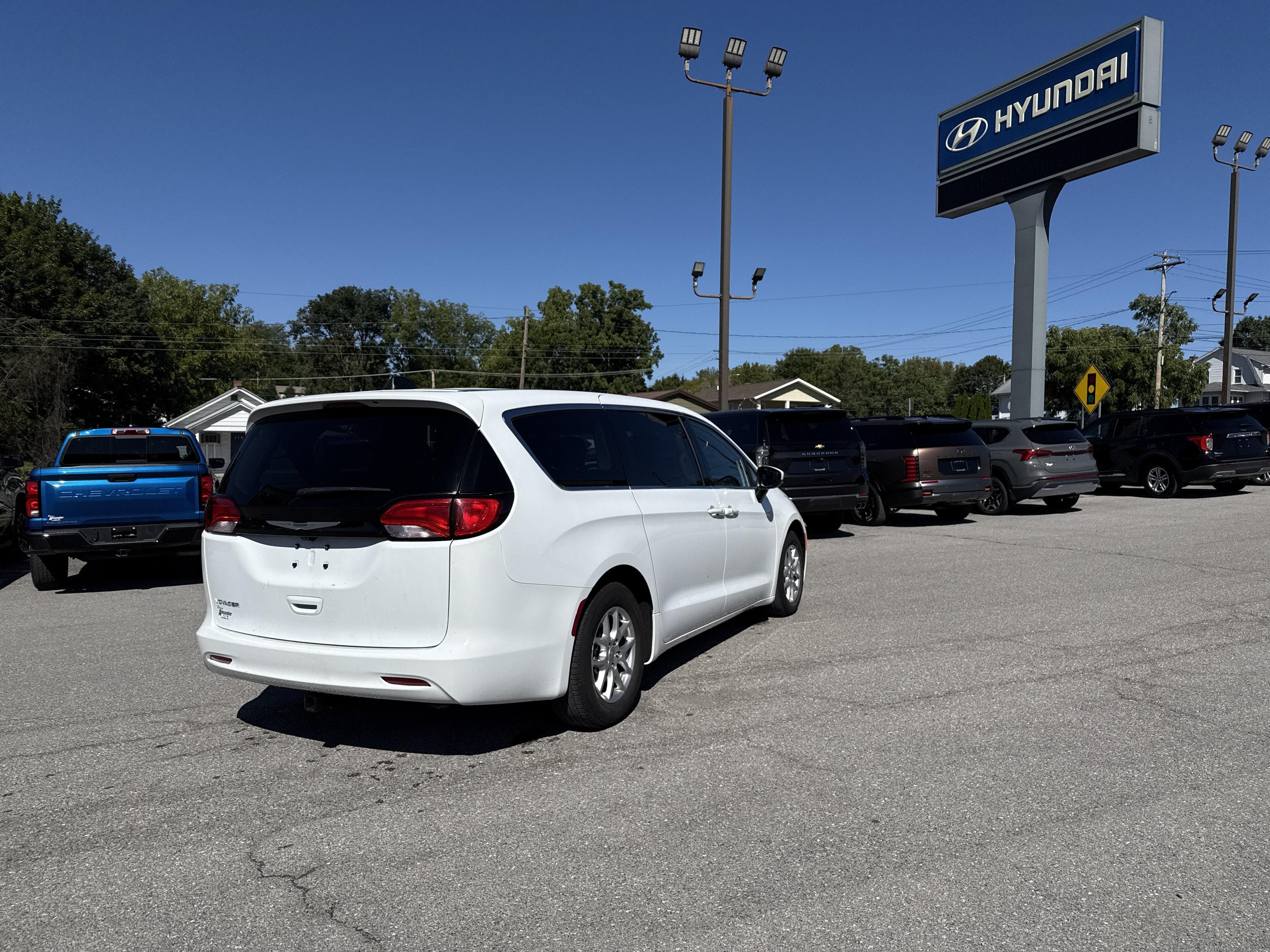 2023 Chrysler Voyager LX