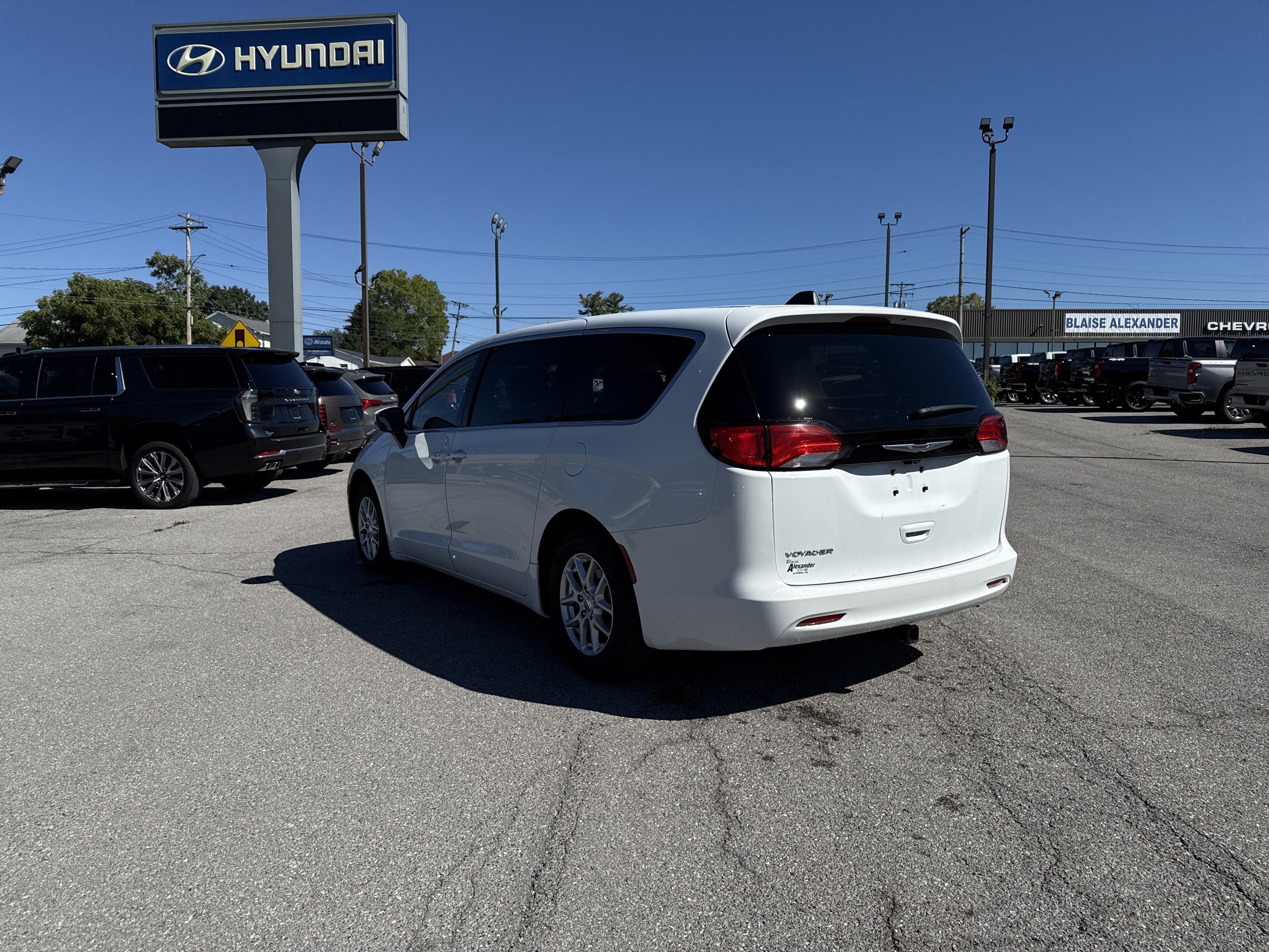 2023 Chrysler Voyager LX