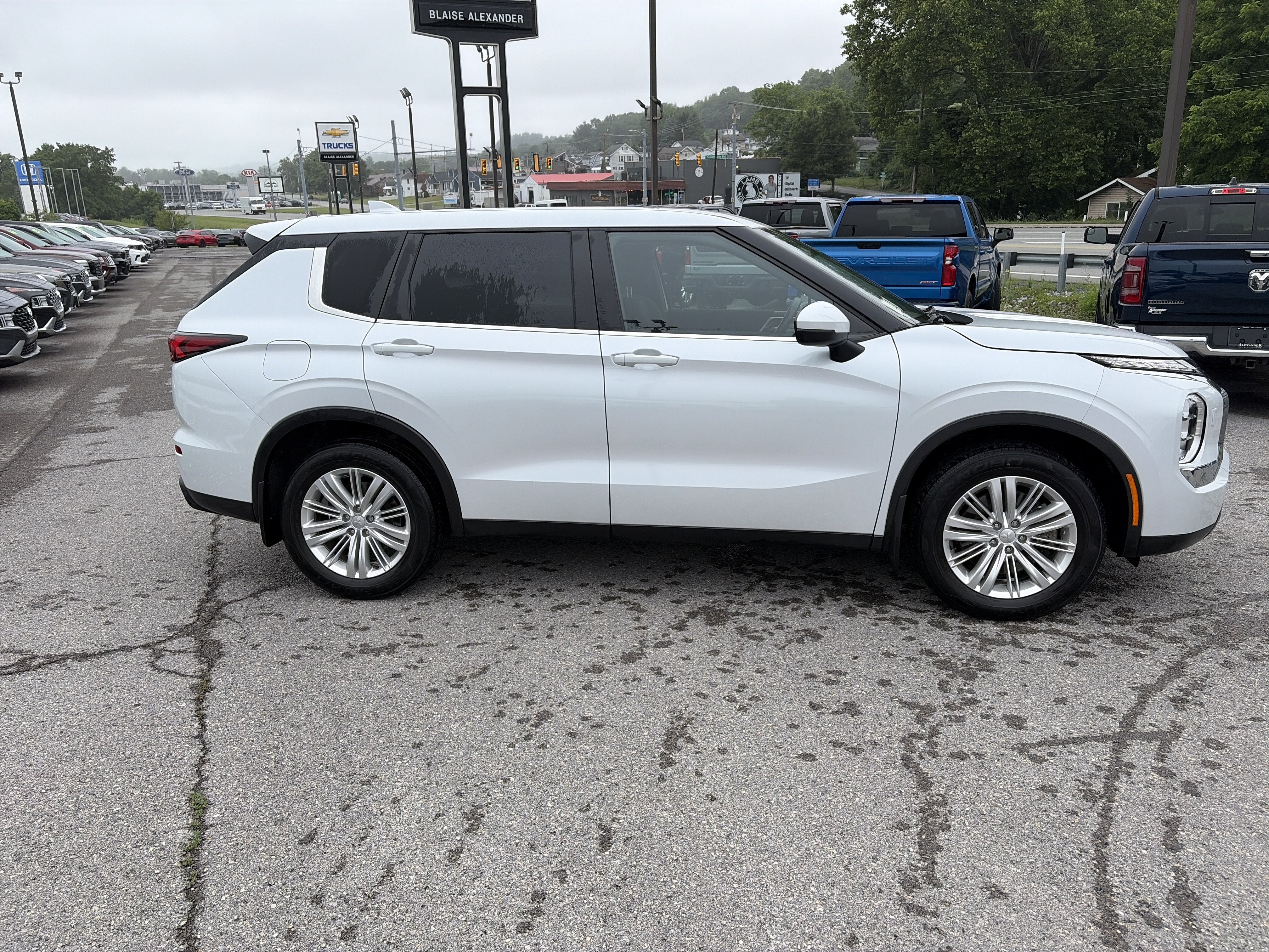 2022 Mitsubishi Outlander ES