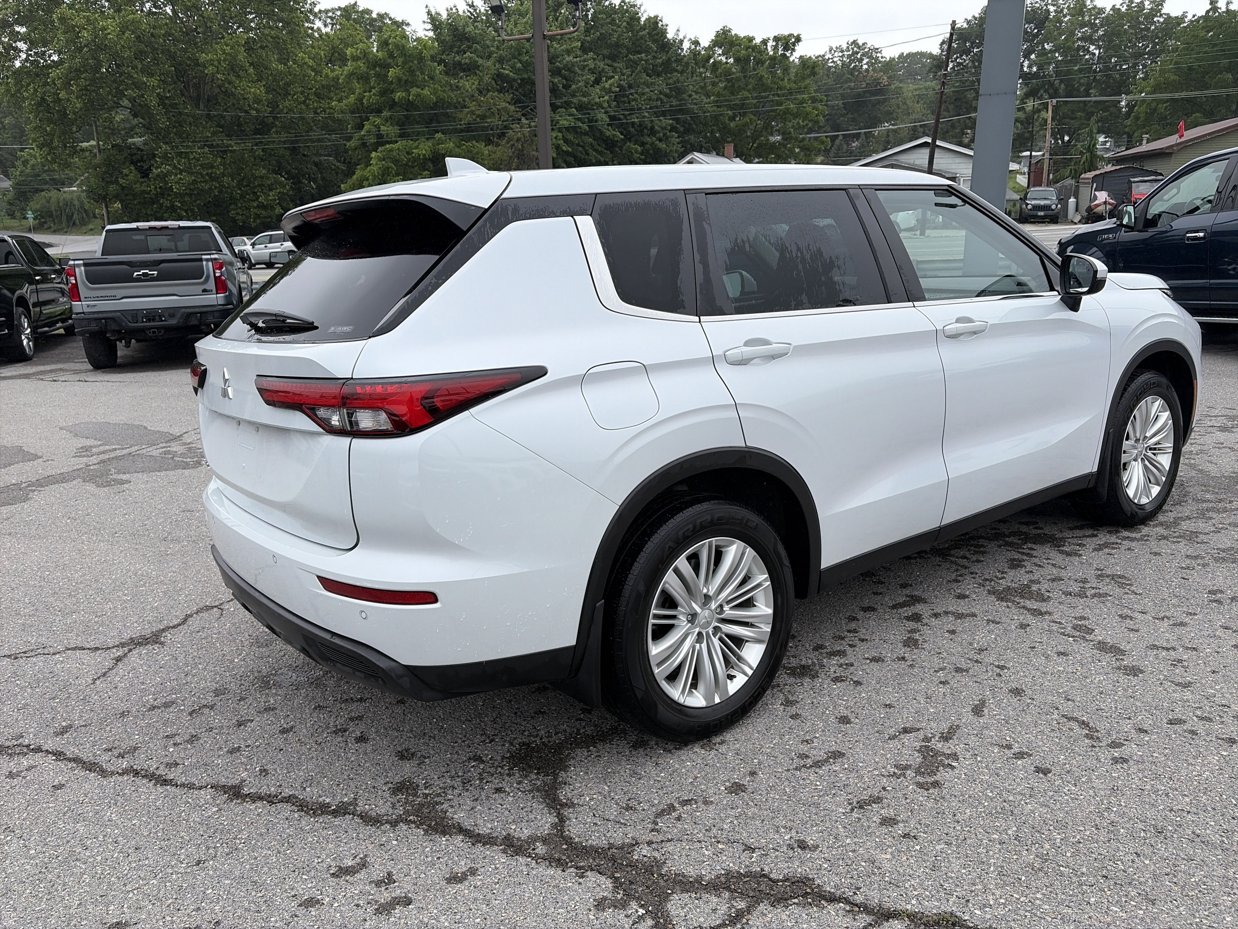 2022 Mitsubishi Outlander ES