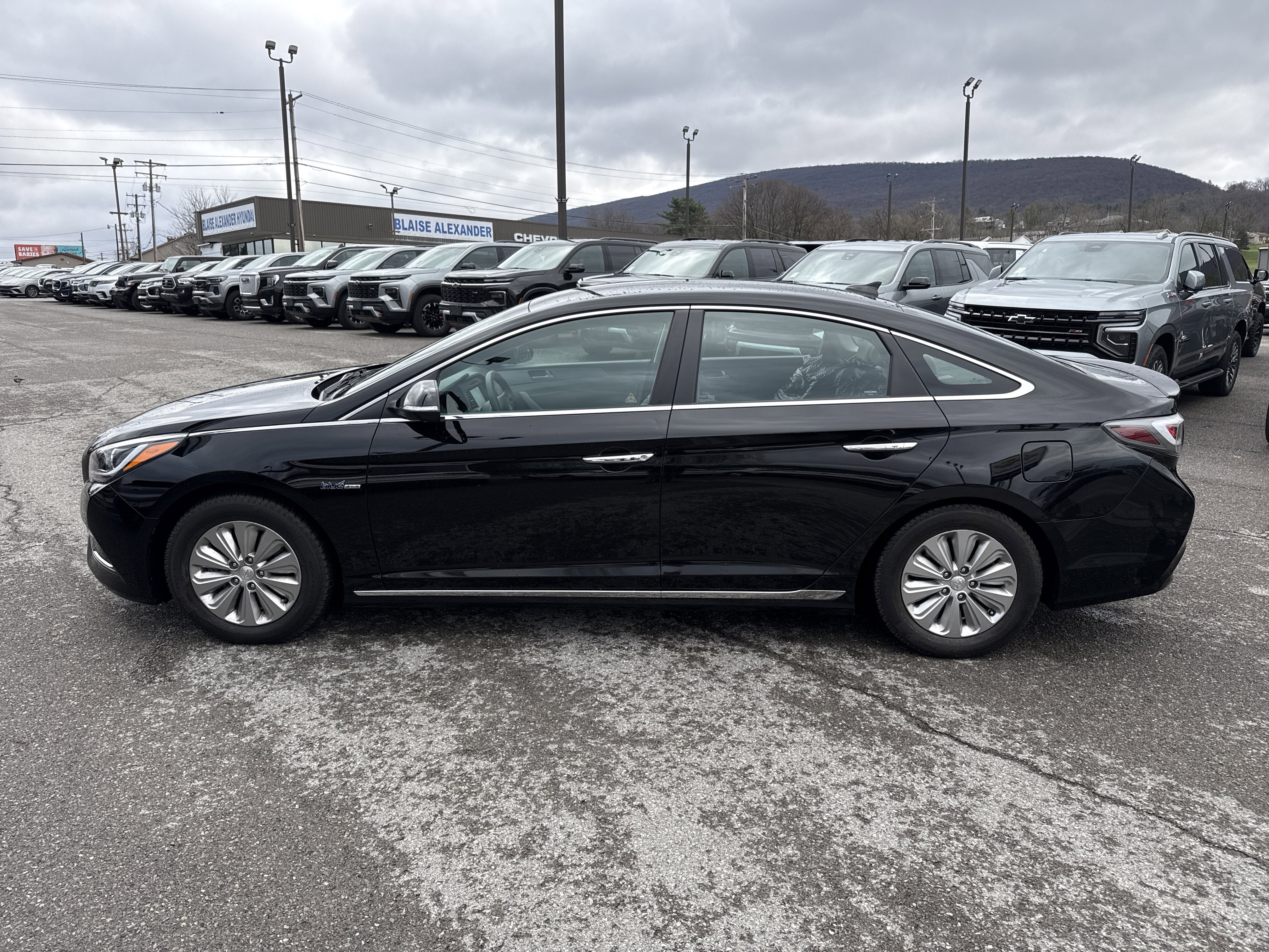 2017 Hyundai SONATA HYBRID SE