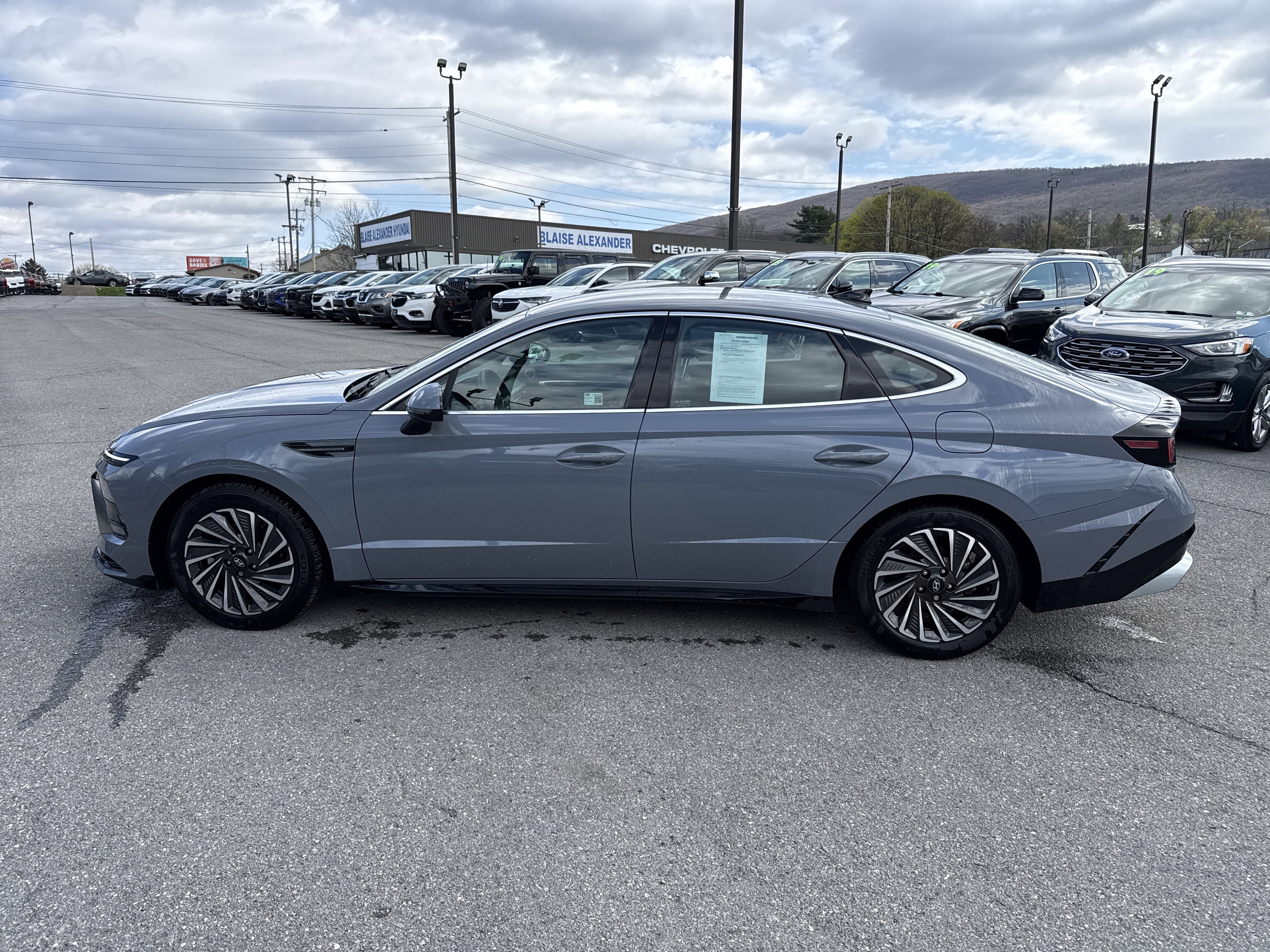 2025 Hyundai SONATA HYBRID SEL