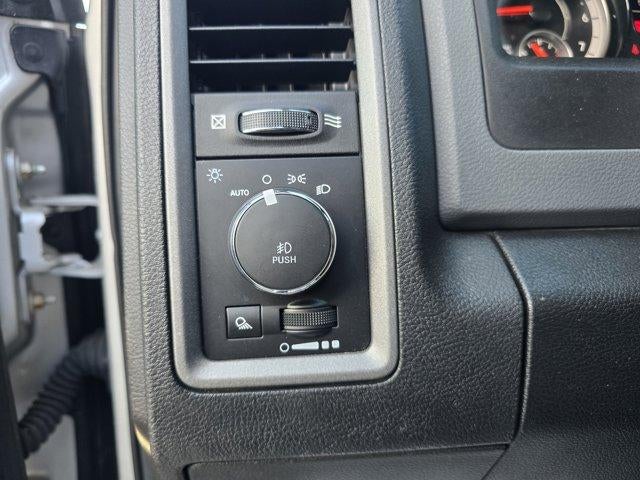 2019 RAM 1500 Classic Express 4x4 Crew Cab 5'7" Box