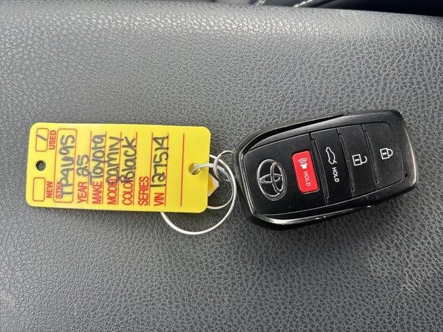 2025 Toyota Camry SE (SE)