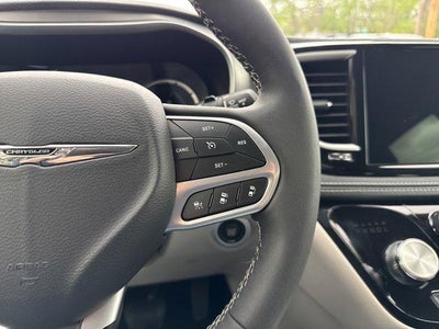 2023 Chrysler Pacifica Hybrid Touring L FWD