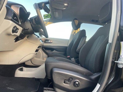 2022 Chrysler Voyager LX FWD