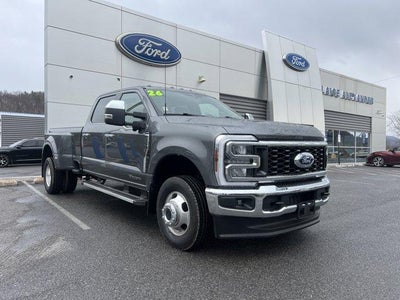 2025 Ford Super Duty F-350 DRW LARIAT 4WD Crew Cab 8' Box